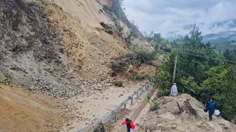 Đoạn đường bị sạt lở gây ách tắc giao thông.