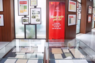 Trong những năm tháng kháng chiến chống Mỹ cứu nước, theo tiếng gọi thiêng liêng của Tổ quốc, hàng vạn cán bộ, trí thức, văn nghệ sĩ miền bắc hoặc tập kết ra bắc từ trước đó, đã tạm gác lại việc nhà, tình riêng, gửi lại những gì thân thương nhất để lên đường vào nam chiến đấu.