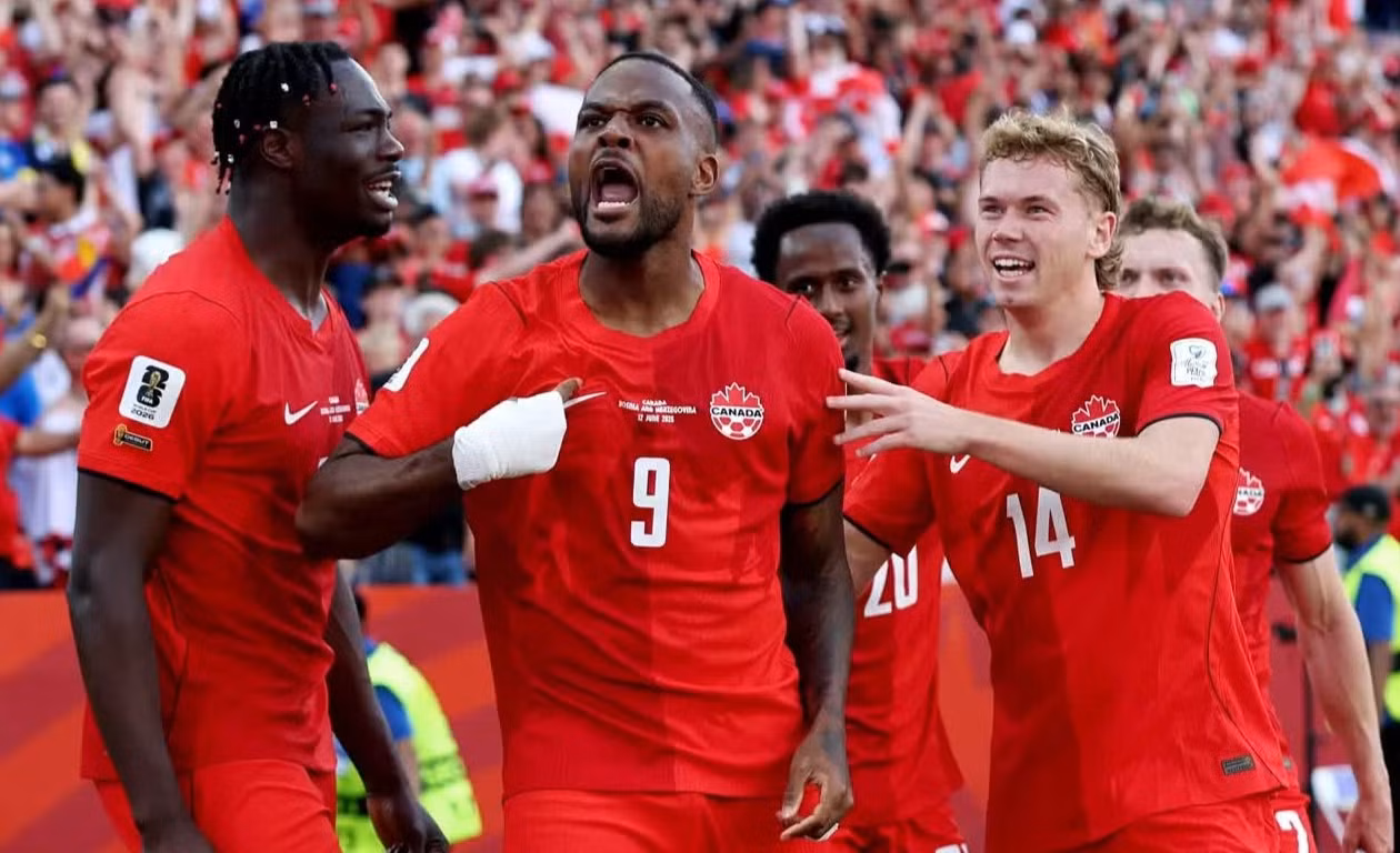 Cyle Larin (giữa) ăn mừng bàn thắng gỡ hòa quý giá của Canada. (Ảnh: FIFA)