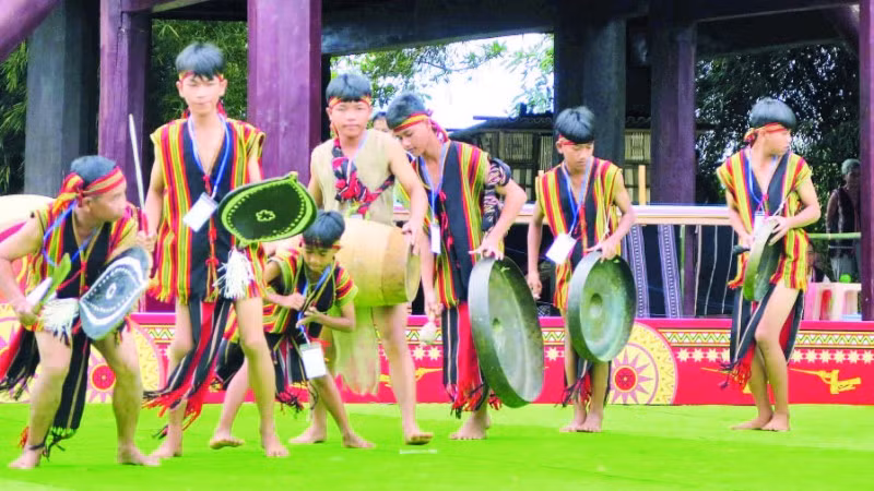 Thế hệ trẻ dân tộc Brâu với điệu chiêng Bơm pa rar.