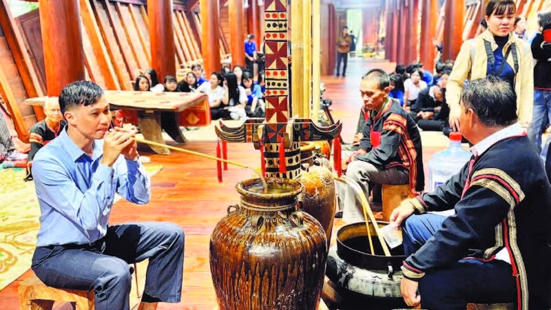 1. Du khách trải nghiệm văn hóa rượu cần của người Ê Đê.