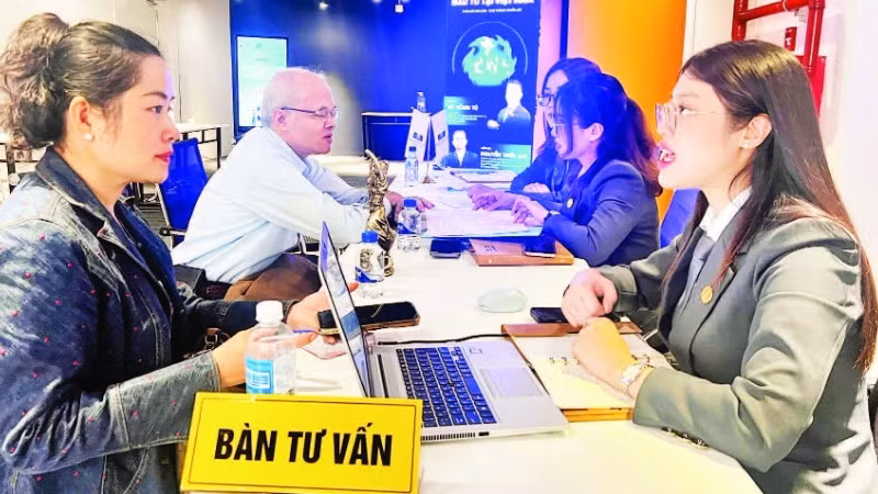 Tư vấn cho kiều bào và thân nhân của kiều bào tìm hiểu các vấn đề về pháp lý, đầu tư tại Thành phố Hồ Chí Minh.