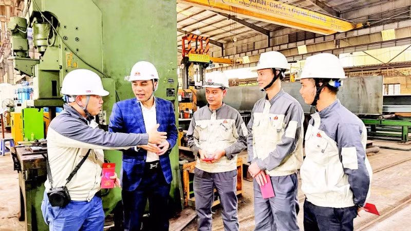 Lãnh đạo Liên đoàn Lao động Thành phố Hà Nội động viên công nhân tại xưởng sản xuất của Công ty cổ phần Cơ khí- Xây lắp-Thương mại Minh Cường.