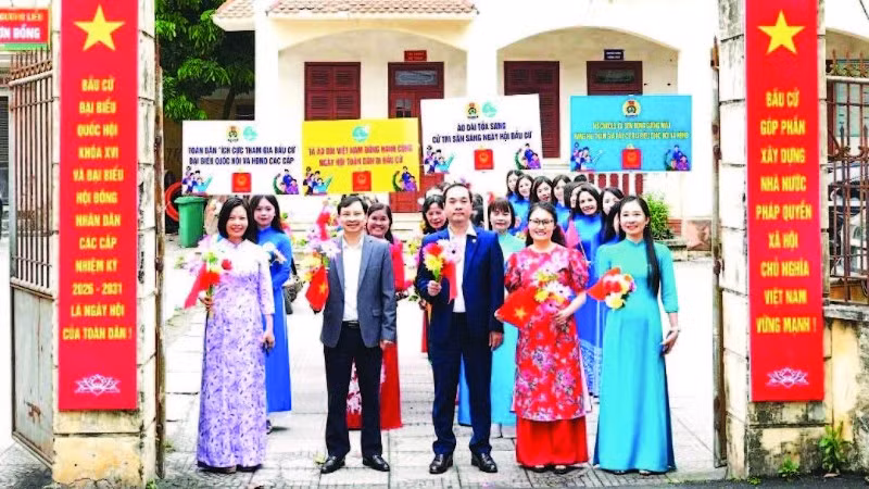 Lực lượng tham gia tuyên truyền lưu động Bầu cử Đại biểu Quốc hội khóa XVI và Đại biểu HĐND các cấp nhiệm kỳ 2026-2031 xã Sơn Đồng.