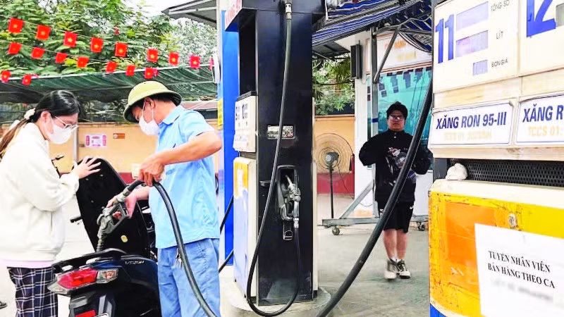 Người dân đổ xăng tại cây xăng trên đường Lê Quang Đạo (Hà Nội). (Ảnh THẾ ĐẠI)