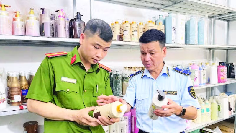 Lực lượng Quản lý thị trường tỉnh Cao Bằng tăng cường phối hợp, nâng cao hiệu quả đấu tranh, ngăn chặn hàng giả, hàng kém chất lượng, hàng nhập lậu, không rõ nguồn gốc xuất xứ.