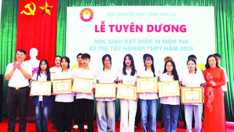 Hội Khuyến học tỉnh Sơn La trao giấy khen tặng các học sinh tiêu biểu. (Ảnh HOÀNG GIANG)