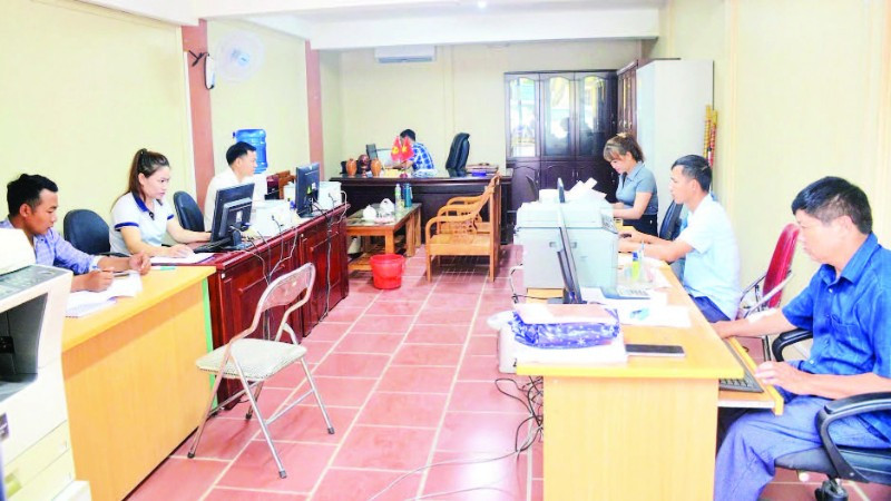 Cán bộ, công chức xã Núa Ngam khắc phục tình trạng không gian làm việc chật hẹp, quyết tâm hoàn thành nhiệm vụ.
