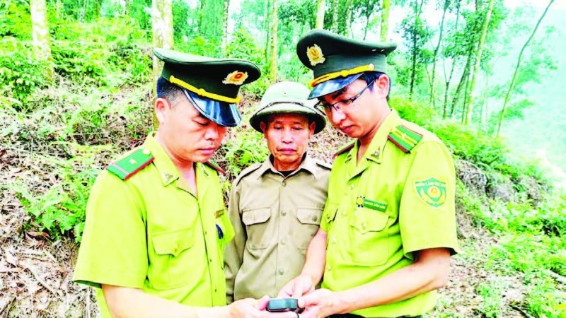 Cán bộ Hạt Kiểm lâm Hạ Hòa tuyên truyền cho người dân về công tác quản lý, bảo vệ rừng trên thiết bị GPS. (Ảnh HOÀNG HƯƠNG) lam-3131-8328.jpg