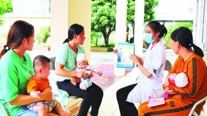 Cán bộ Trạm y tế xã Sảng Mộc, tỉnh Thái Nguyên tư vấn cho các bà mẹ về lợi ích khi tiêm vắc-xin cho trẻ.