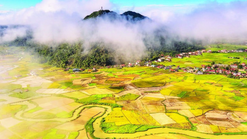 3. Mây bay quanh đỉnh núi. 2230-2867.jpg