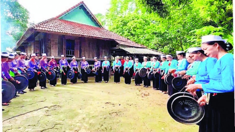 Nghệ thuật chiêng Mường thường được biểu diễn vào các lễ hội, được công nhận là văn hóa phi vật thể quốc gia.