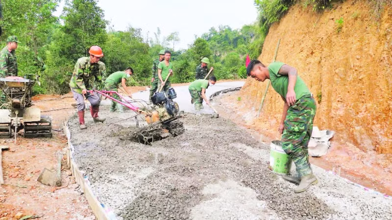 Cán bộ, chiến sĩ Trung đoàn 12, Sư đoàn 3, Quân khu 1 hỗ trợ đổ bê-tông con đường Cao Minh-Lũng Mắt.