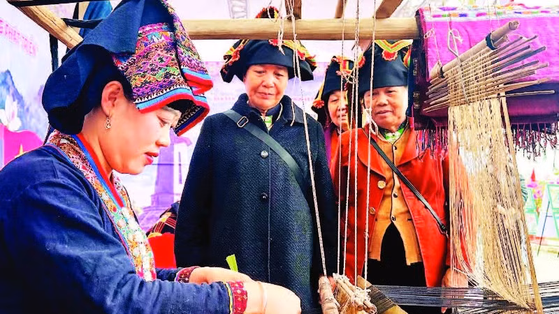 Nhiều phụ nữ trong bản Na Sang, xã Núa Ngam có thêm nguồn thu bằng các sản phẩm thổ cẩm được dệt thủ công.
