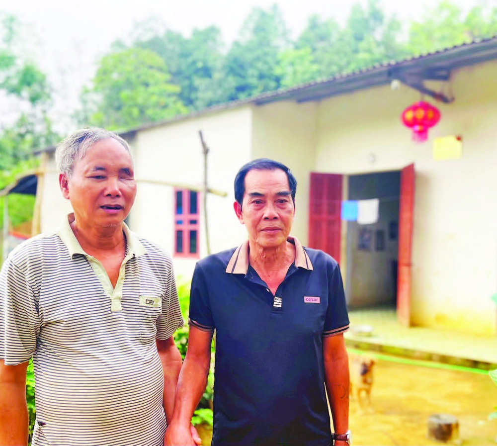 Ông Đặng Bá Văn (bên phải) cùng ông Nguyễn Văn Hồng bên ngôi nhà nhân ái.