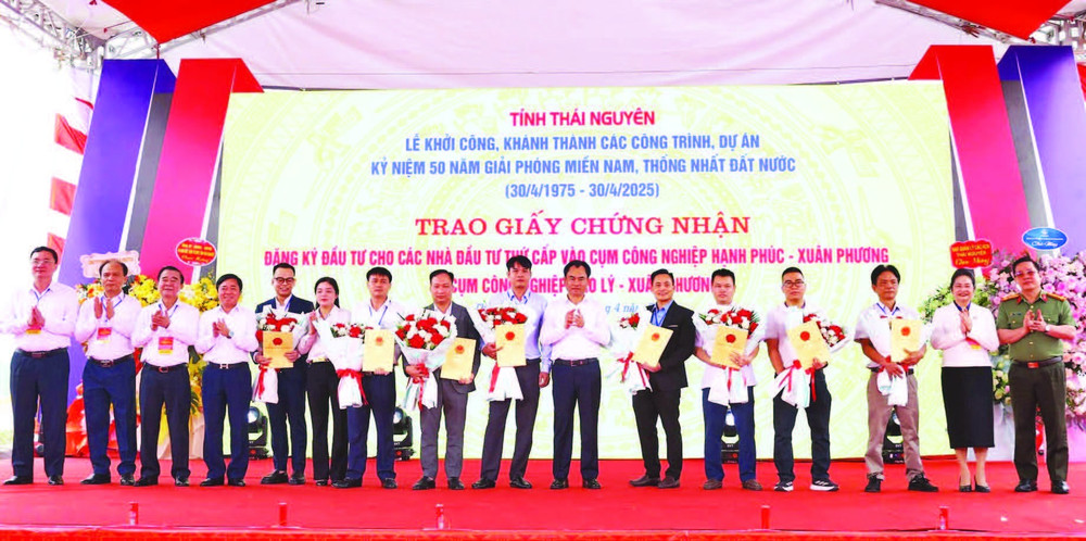 Lãnh đạo tỉnh Thái Nguyên trao giấy chứng nhận đăng ký đầu tư cho hàng loạt dự án đầu tư vào các khu, cụm công nghiệp.