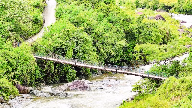 Cầu treo nối trung tâm xã Ngọc Linh đến khu sản xuất ở làng Kon Tua.