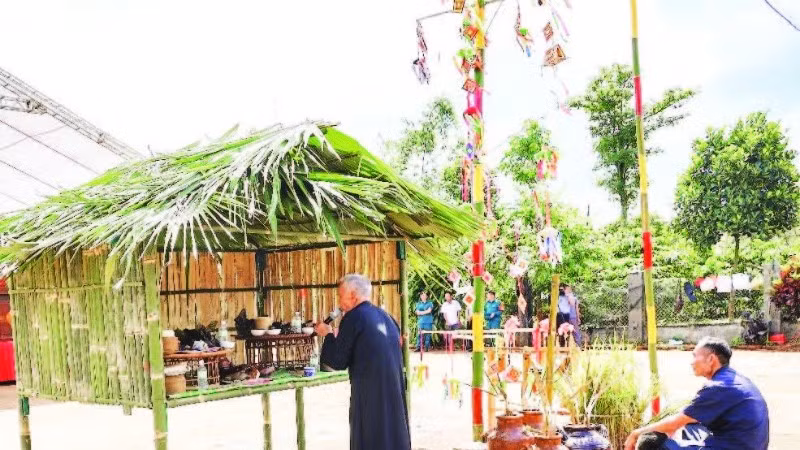 Thầy cúng thực hiện nghi lễ cúng truyền thống.