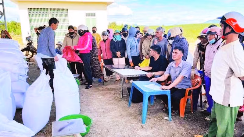 Người dân xã Ngọk Bay đến nhận gạo cứu trợ. (Ảnh PHÚC THẮNG)