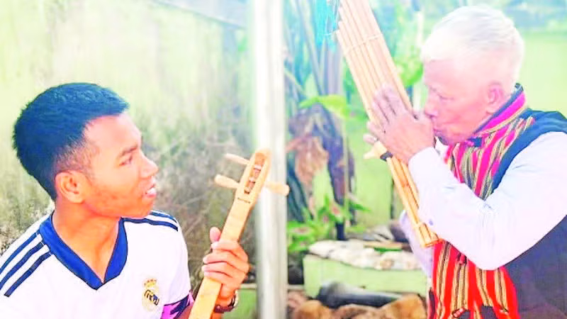 Ông Hảo (phải) tích cực truyền dạy cho thế hệ trẻ cách sử dụng nhạc cụ truyền thống.