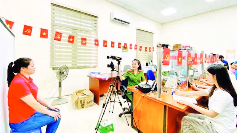 Công an tỉnh Tuyên Quang làm căn cước và tài khoản định danh điện tử cho công dân.