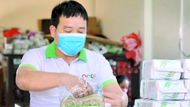 Sản xuất và đóng gói mì gạo Chũ tại Hợp tác xã Thuận Hưng.