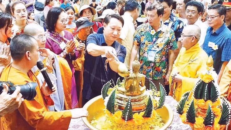 Các sư thầy và đại biểu thực hiện nghi thức tắm Phật.