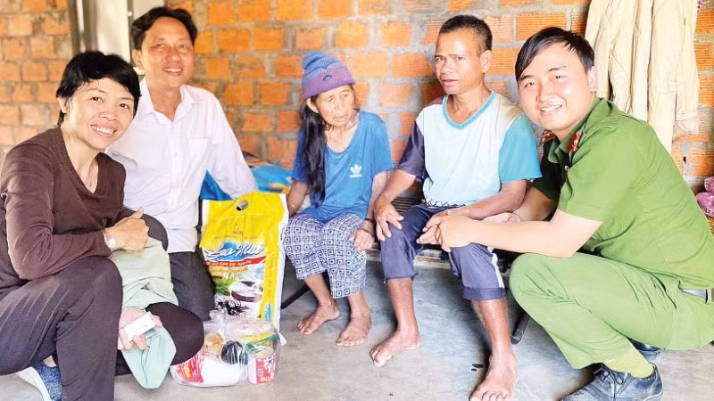 Công an xã Hra cùng nhà hảo tâm đến thăm hỏi các cụ già neo đơn.