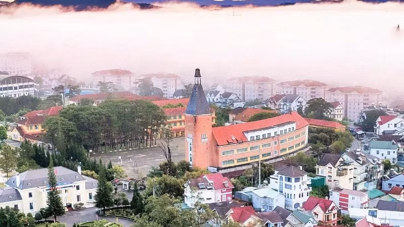 Công trình kiến trúc Trường cao đẳng Đà Lạt nổi bật trong sương