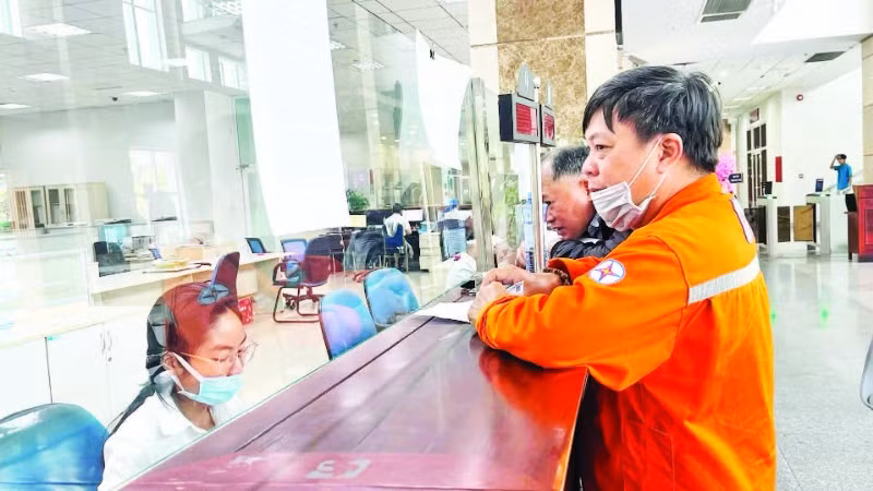 Người nộp thuế làm thủ tục kê khai thuế tại Thuế Thành phố Hồ Chí Minh.