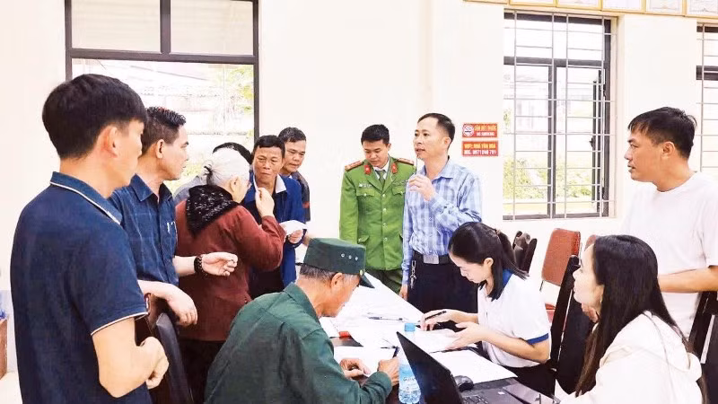Lãnh đạo xã Nam Đàn thực hiện việc kiểm đếm cây lâm nghiệp phục vụ công tác giải phóng mặt bằng Dự án đường bộ cao tốc Vinh-Thanh Thủy.