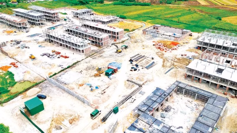 Dự án Trường phổ thông nội trú liên cấp tiểu học và trung học cơ sở xã Hạnh Lâm dự kiến hoàn thành vào giữa tháng 8/2026.