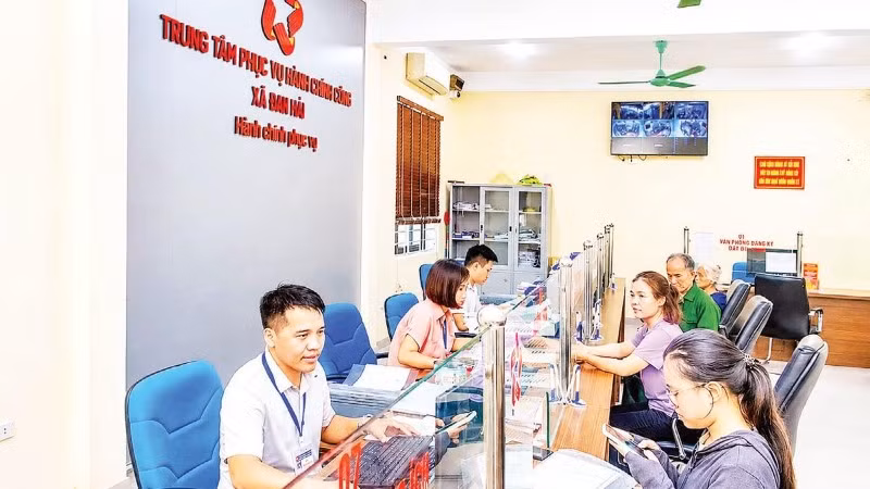 Người dân xã Đan Hải được tiếp cận nhiều tiện ích từ môi trường số thông qua nỗ lực nâng cao hiệu quả công việc của cán bộ các phòng, ban chuyên môn.
