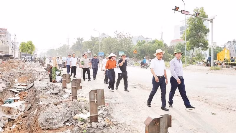 Thường trực Đảng ủy xã Phú Nghĩa thường xuyên đi kiểm tra, đánh giá tiến độ giải phóng mặt bằng Quốc lộ 6 qua địa bàn xã.