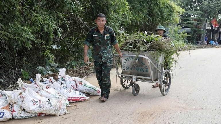 Lực lượng quân đội tham gia hỗ trợ người dân dọn dẹp sau lũ. daphuc-5536-8777.jpg