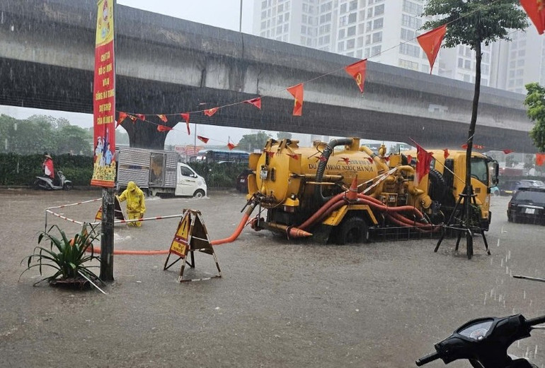 Công ty Thoát nước Hà Nội xử lý úng ngập. tn2.jpg