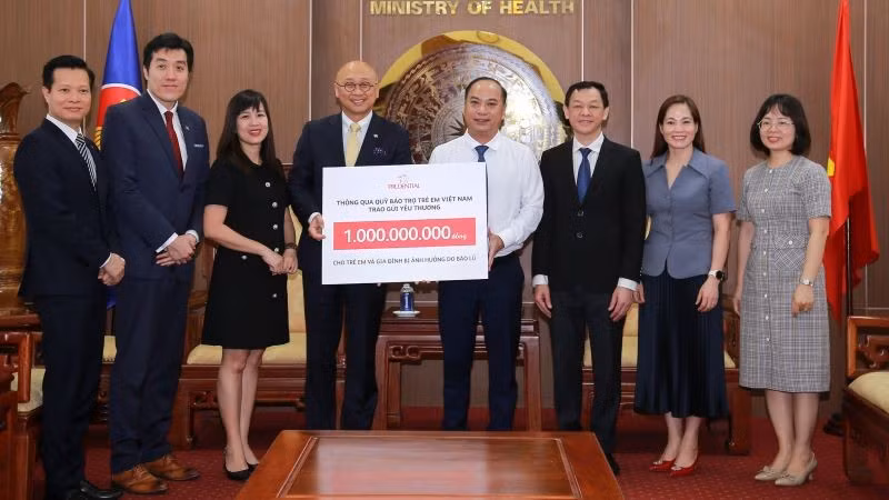 Prudential Việt Nam trao séc tượng trưng chương trình "Trao Gửi Yêu Thương" cho Quỹ Bảo trợ Trẻ em Việt Nam.