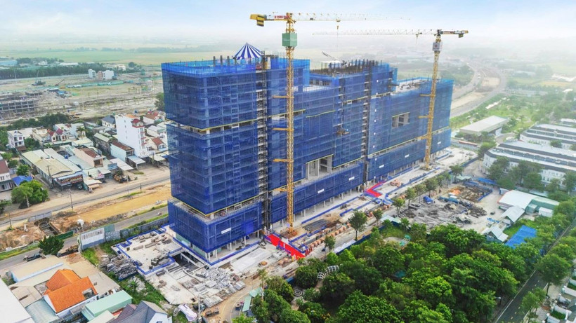 Block Galaxy tại Fiato Airport City đã cất nóc, dự kiến bàn giao vào Quý 4/2026 và là nguồn cung căn hộ cao cấp 2-3 phòng ngủ, bên cạnh là block Fiesta đã khởi công. (Ảnh: TLRG)