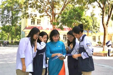 Cô giáo Nguyễn Thị Hạnh và các em học sinh Trường trung học phổ thông Thượng Cát (phường Thượng Cát, Hà Nội).