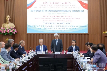 Đồng chí Đỗ Văn Chiến, Ủy viên Bộ Chính trị, Bí thư Trung ương Đảng, Chủ tịch Ủy ban Trung ương Mặt trận Tổ quốc Việt Nam phát biểu tại buổi gặp mặt.