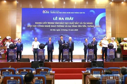 Các đại biểu bấm nút khai trương mạng lưới Trung tâm đào tạo xuất sắc và tài năng trong lĩnh vực Công nghệ giao thông và Hạ tầng tiên tiến, thông minh.