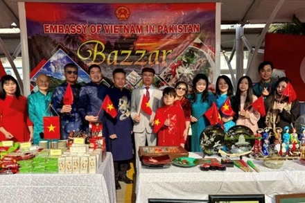Cán bộ Đại sứ quán Việt Nam tại Pakistan bên gian hàng Việt Nam tại Hội chợ Hội chợ từ thiện Bazaar 2025. (Ảnh: Đại sứ quán Việt Nam tại Pakistan)