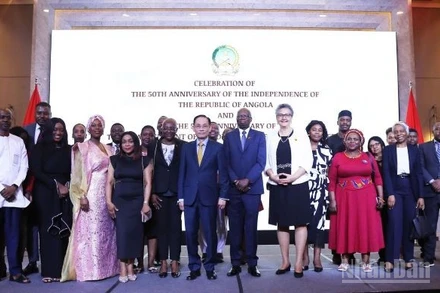 Các đại biểu tham dự lễ kỷ niệm chụp ảnh kỷ niệm. 