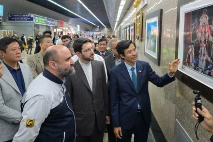 Đại sứ Nguyễn Lương Ngọc giới thiệu các bức ảnh trưng bày tại triển lãm cho các đại biểu tham dự lễ khai mạc. (Ảnh: Đại sứ quán Việt Nam tại Iran)