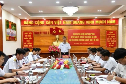 Phó Đô đốc Nguyễn An Phong, Bí thư Đảng ủy, Chính ủy Hải quân cũng đã làm việc với Ban Thường vụ Đảng ủy Vùng 5 Hải quân. 