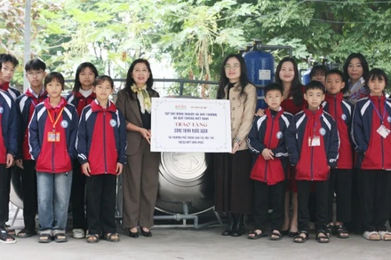 Đại diện nhà tài trợ trao tặng quà cho thầy và trò Trường Dân tộc nội trú trung học cơ sở và trung học phổ thông Vĩnh Phúc.