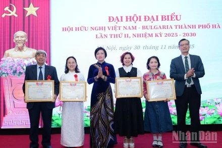 Phó Chủ tịch Thường trực Liên hiệp các tổ chức hữu nghị thành phố Hà Nội Trần Thị Phương trao Bằng khen cho các cá nhân, tập thể có nhiều đóng góp xuất sắc trong nhiệm kỳ vừa qua.