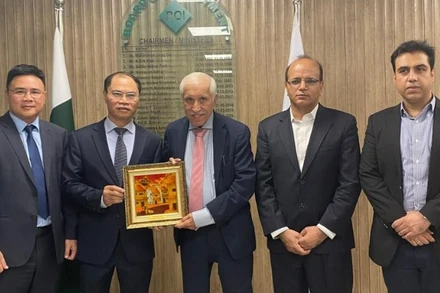 Đại sứ Việt Nam Phạm Anh trao quà tặng Bộ trưởng Qaiser Ahmed Sheikh. (Ảnh: Đại sứ quán Việt Nam tại Pakistan)