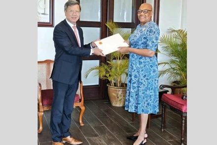 Chính Trị - Trang 1 Đại Sứ Lê Quang Long Trình Quốc Thư Lên Toàn Quyền Liên Bang Saint Kitts Và Nevis Dame Marcella Liburd. (Ảnh: Đại Sứ Quán Việt Nam Tại Cuba)