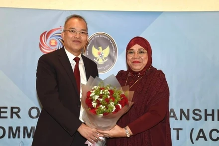 Đại sứ Nguyễn Đức Thắng bàn giao chức Chủ tịch Ủy ban ASEAN tại Kuwait cho bà Lena Maryana - Đại sứ Indonesia tại Kuwait. (Ảnh: Đại sứ quán Việt Nam tại Kuwait)